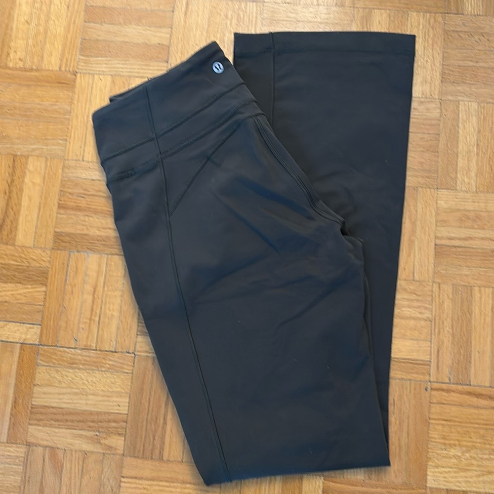 Lululemon flare jogging pants khaki
green size 10 thick original quality